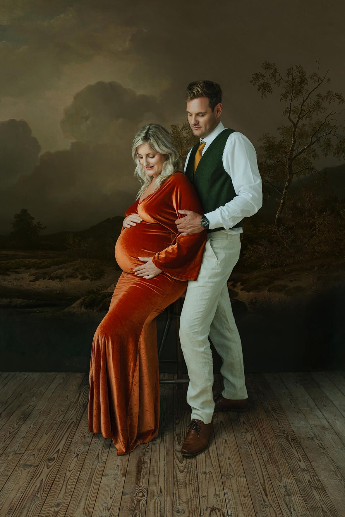 Fine-art portret zwangerschapsshoot. Zwangere dame met partner