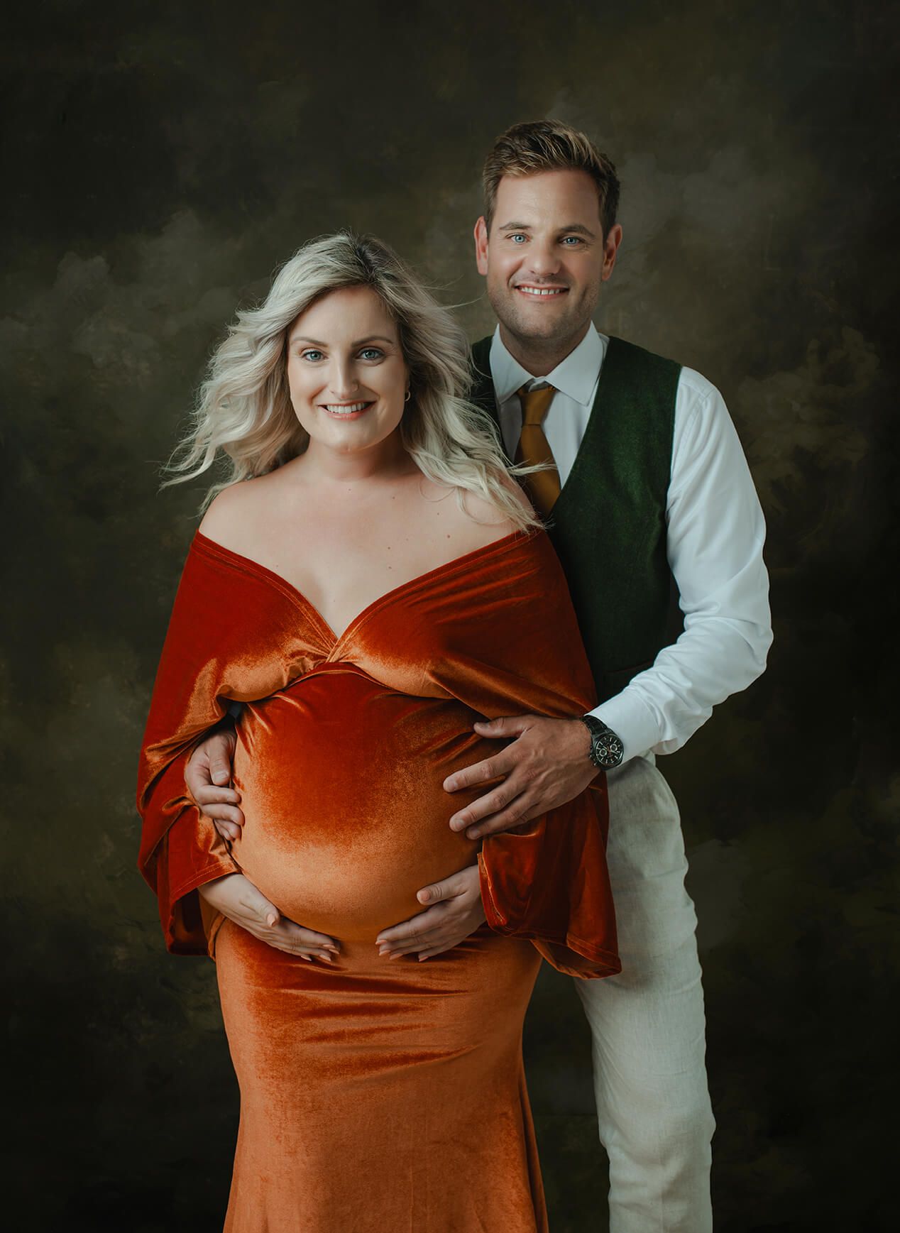 Zwangerschappsshoot samen met partner. Fine-art portret van een zwanger stel.