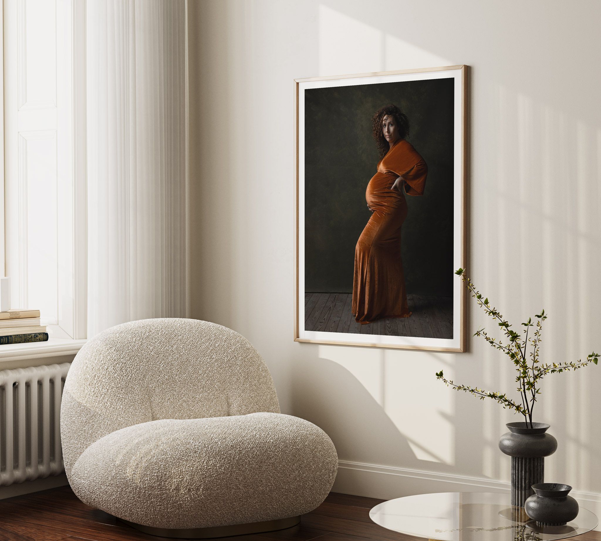 Ingelijste foto van zwangere dame in oranje lange jurk
