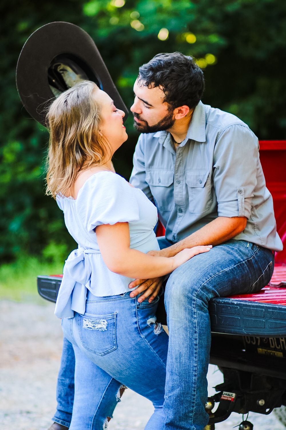 A candid image of a couple leaning in to kiss.
