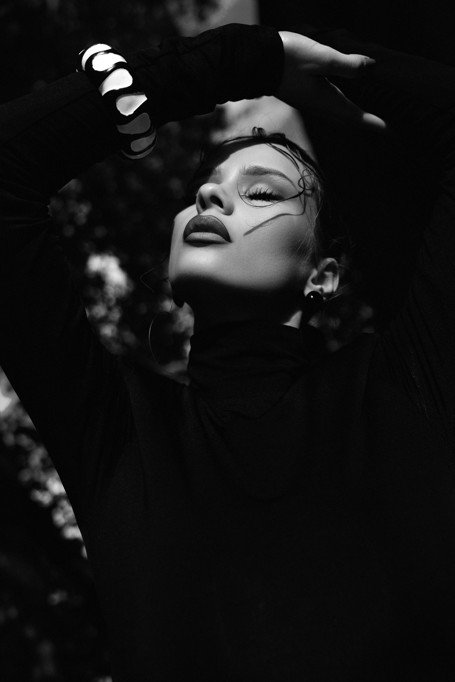 Black and White portrait of woman, photographer in Hamburg