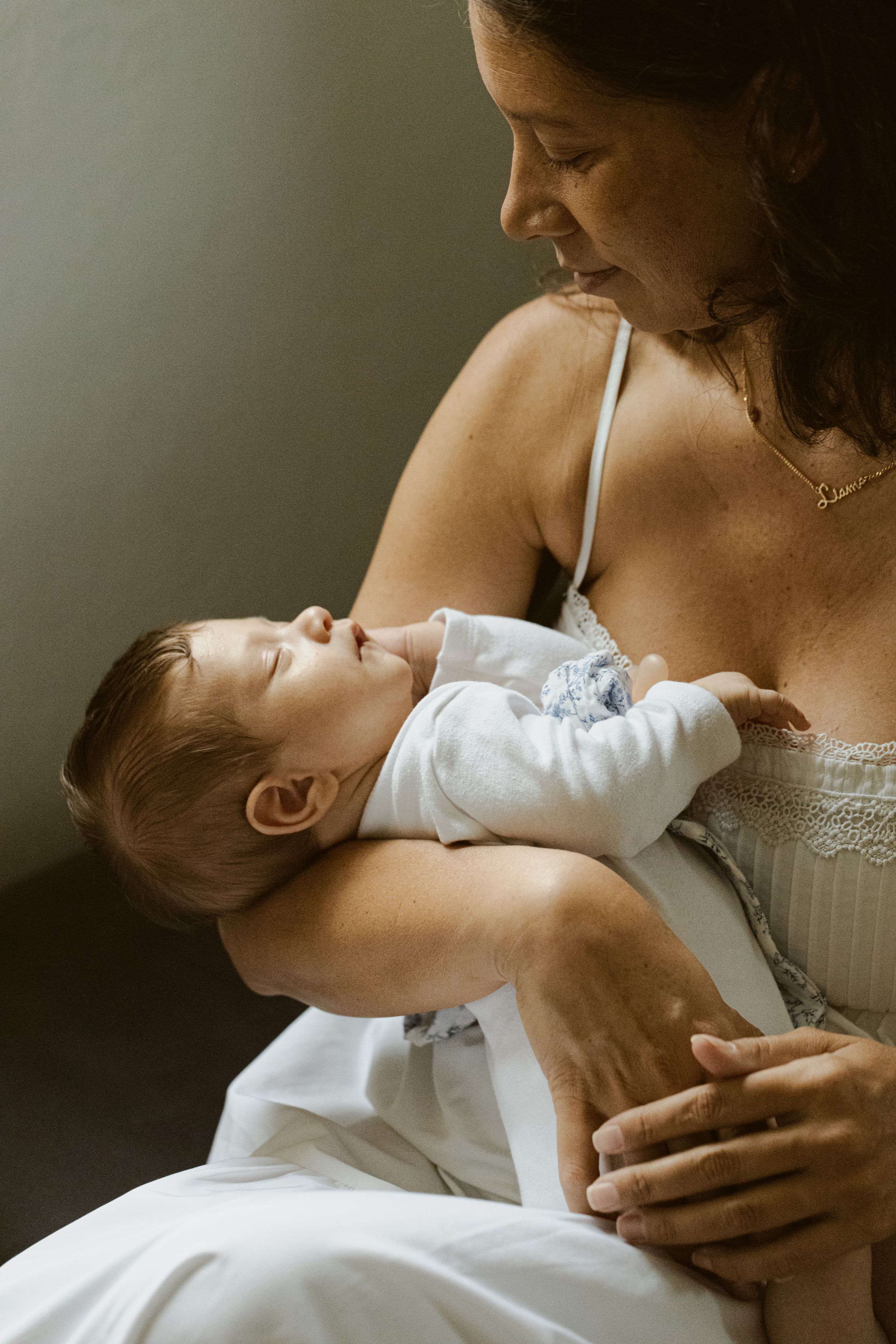 Séance naissance / Bébé & Maman - Photographe de grossesse et famille dans les Bouches-du-Rhône, au style Moody.