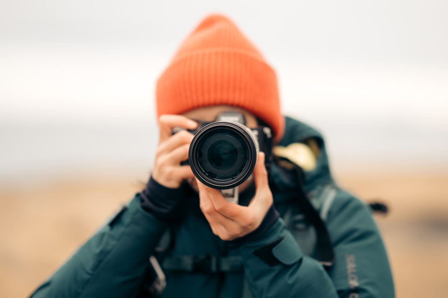 photographe outdoor derrière son objectif