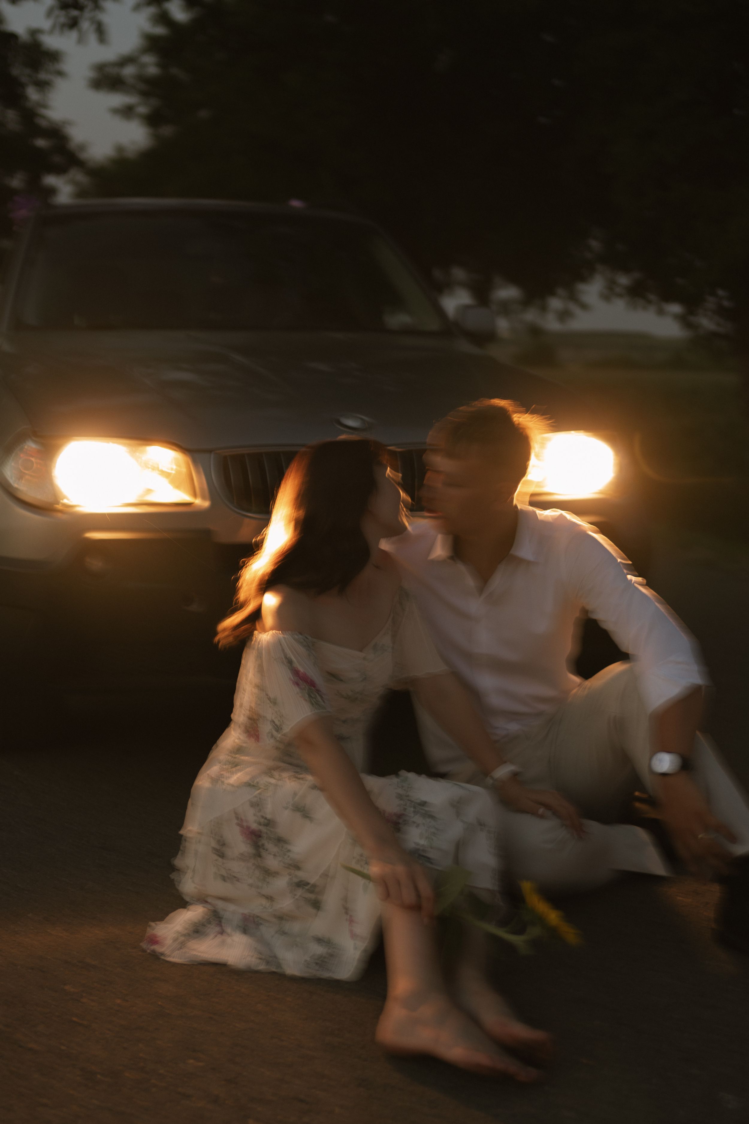 Fotografie de cuplu seara la apus, cu vibe romantic