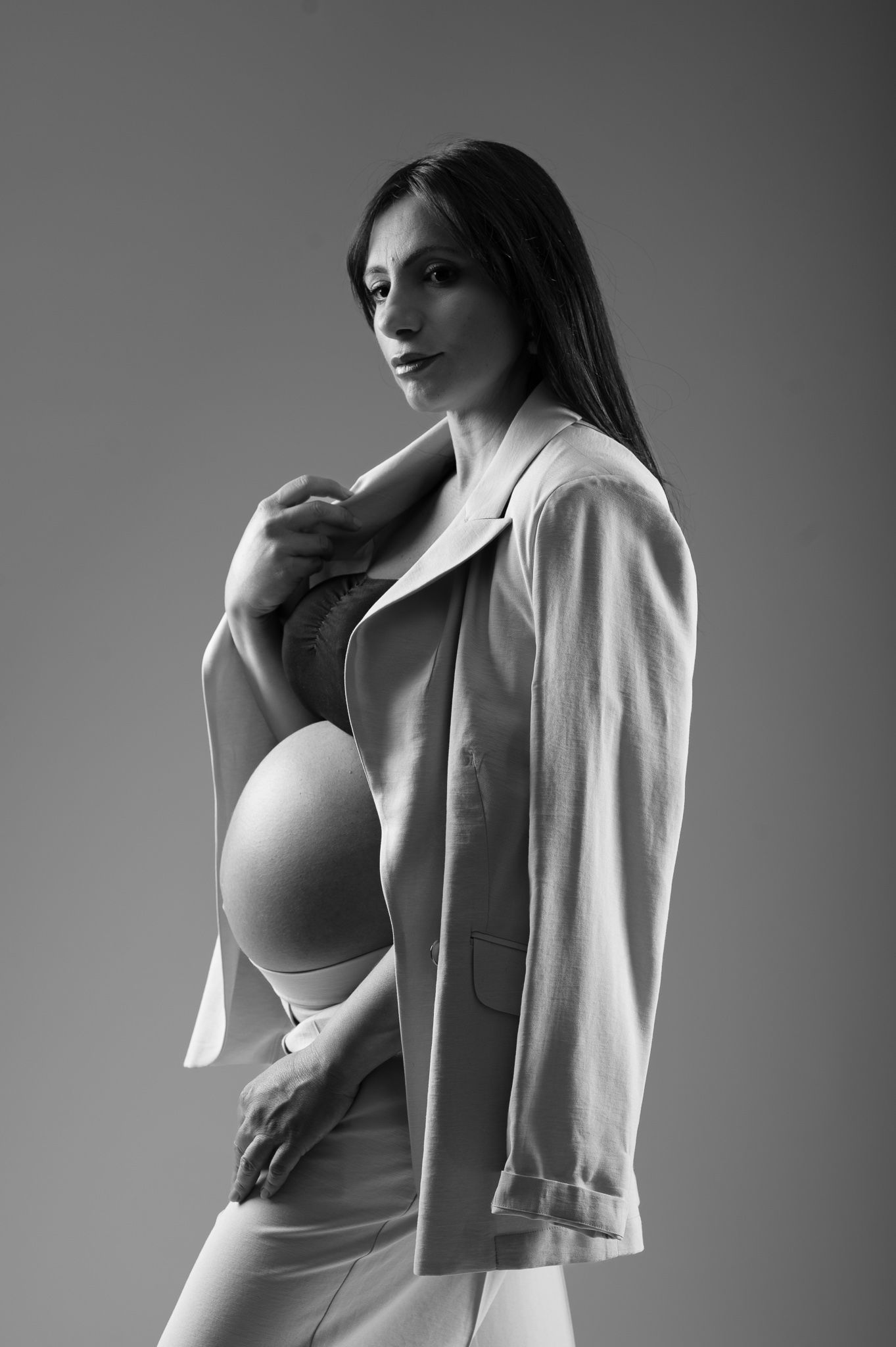 donna in gravidanza durante shooting maternity