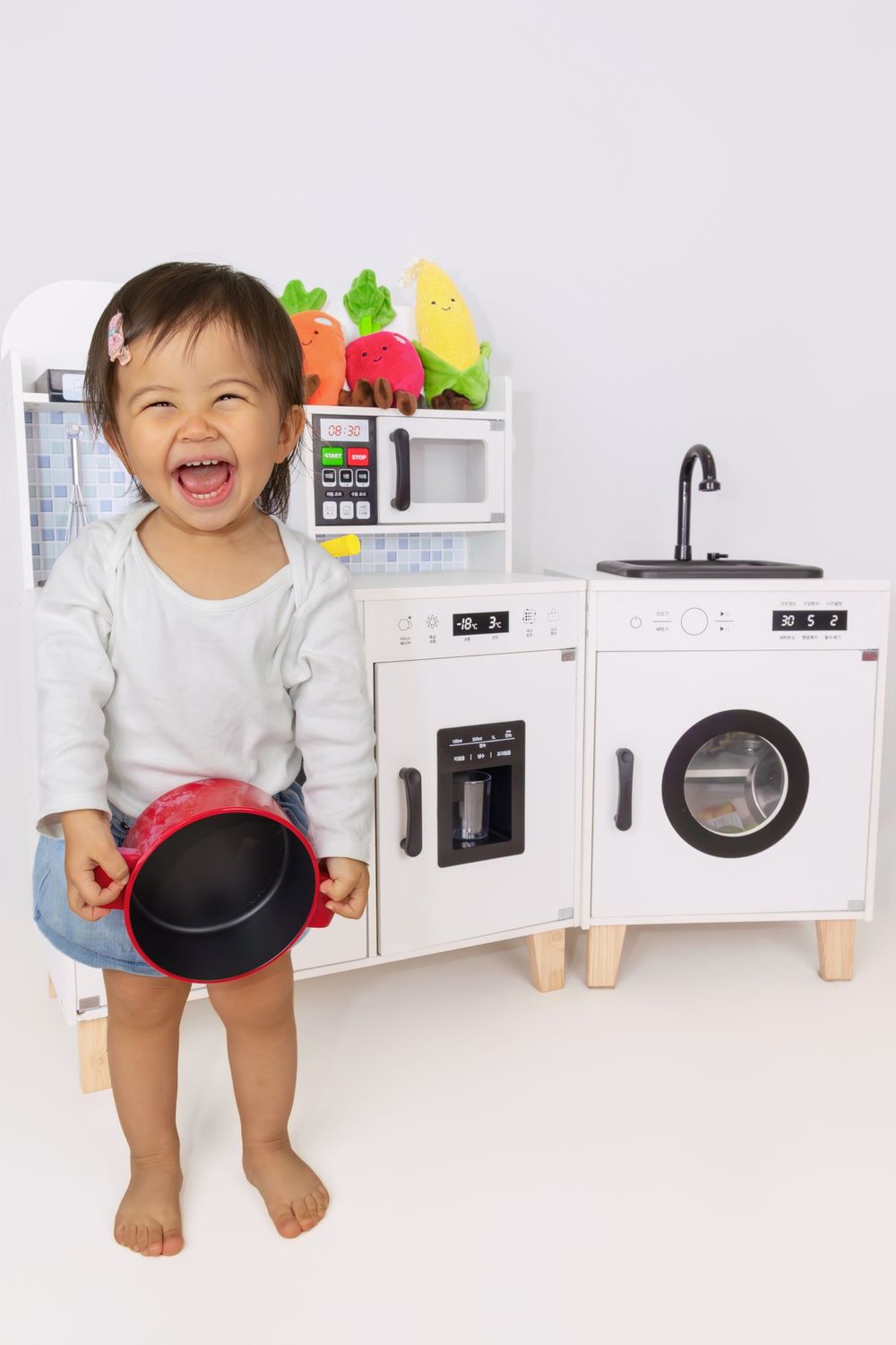 Little chefs, oh so cute! Stress-free cooking-themed mini photoshoots that move fast—so you get keepsakes without the hassle.