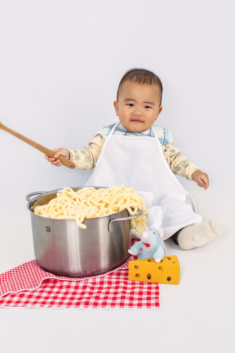 Tiny hands, big smiles. Affordable quick cooking-themed mini photoshoots—creative sets, cozy studio in Wan Chai, and fun for kids.