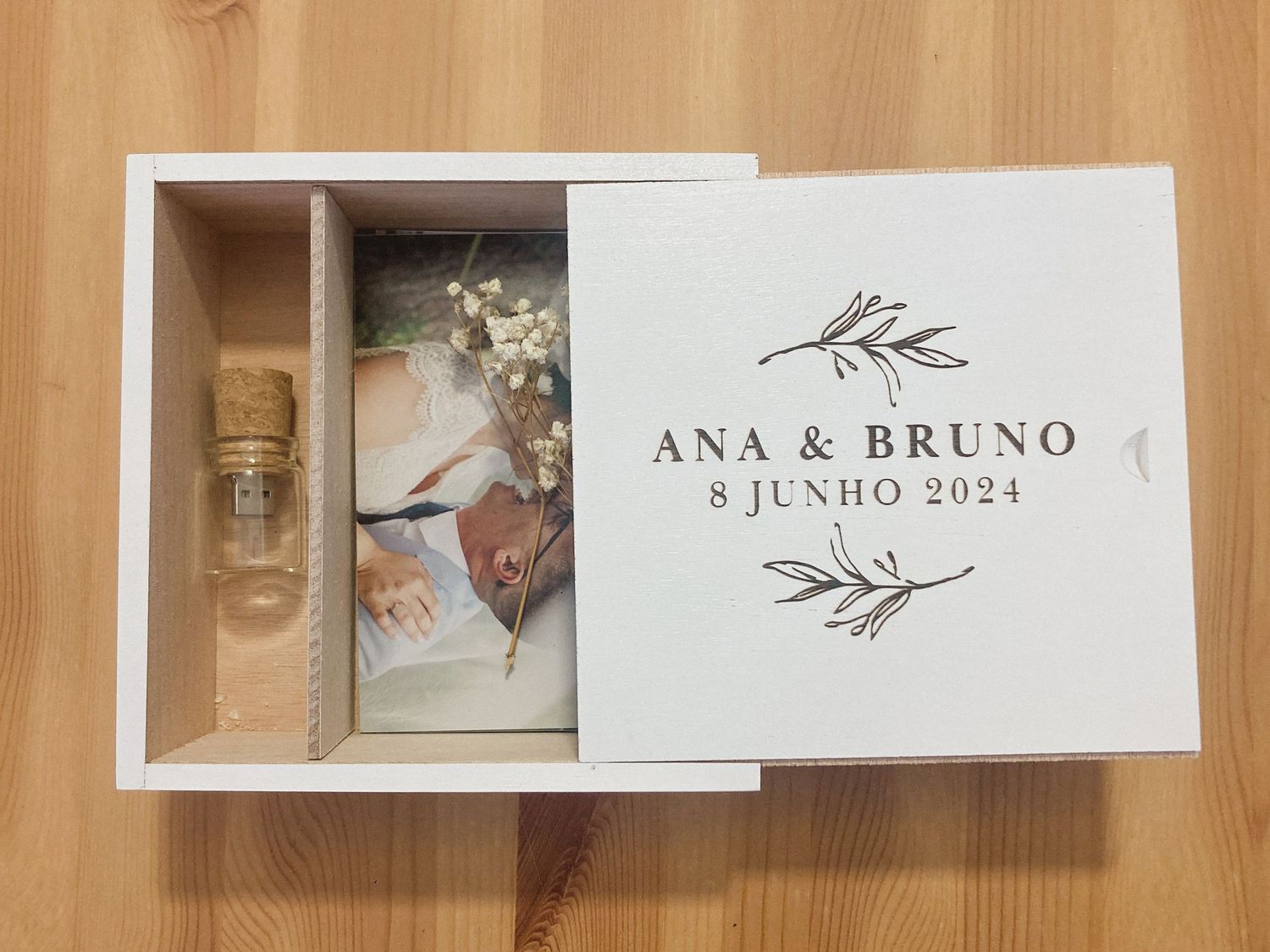Pendrive and a wooden box with 25 prints