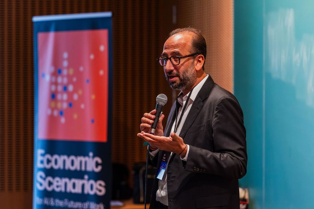 Speaker addressing participants at Windfall Trust AI workshop, Collège de France, Paris - parisianphotographers.com