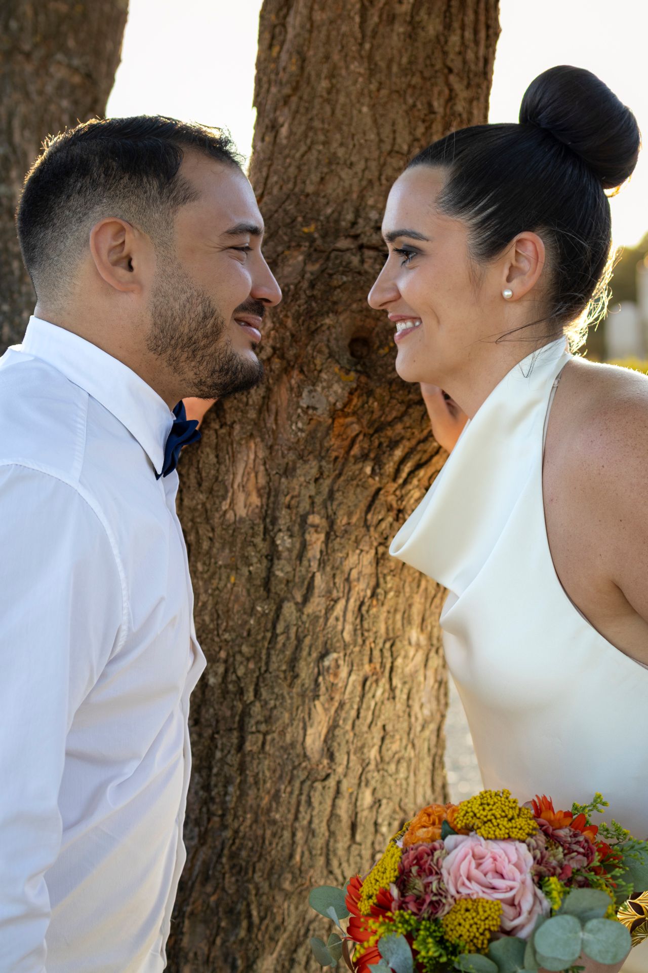 Mariés face à face devant un arbre, bouquet coloré au premier plan, mariage civil à Lyon