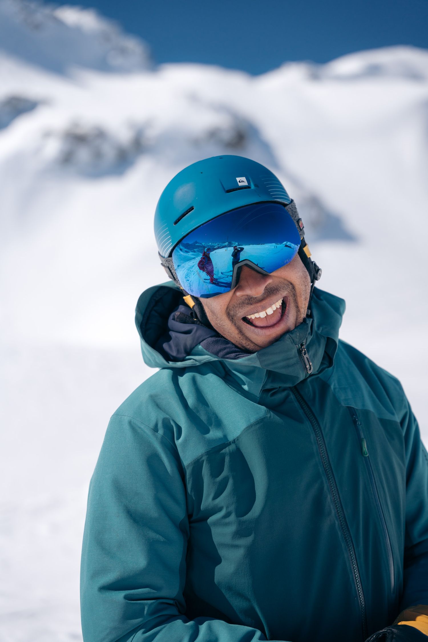 skieur avec son casque et son masque qui sourit