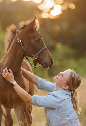 Pony en eigenaar tijdens een paardenfotoshoot in Twente