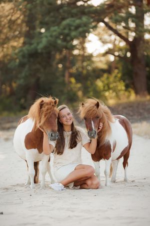 Pony en eigenaar samen tijdens een fotoshoot