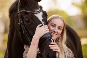 Vrouw knuffelt haar paard van dichtbij