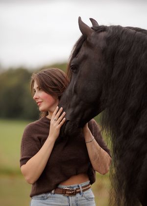Fries paard en eigenaar samen tijdens een fotoshoot