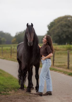 Paard en eigenaar tijdens een ontspannen fotoshoot in Twente
