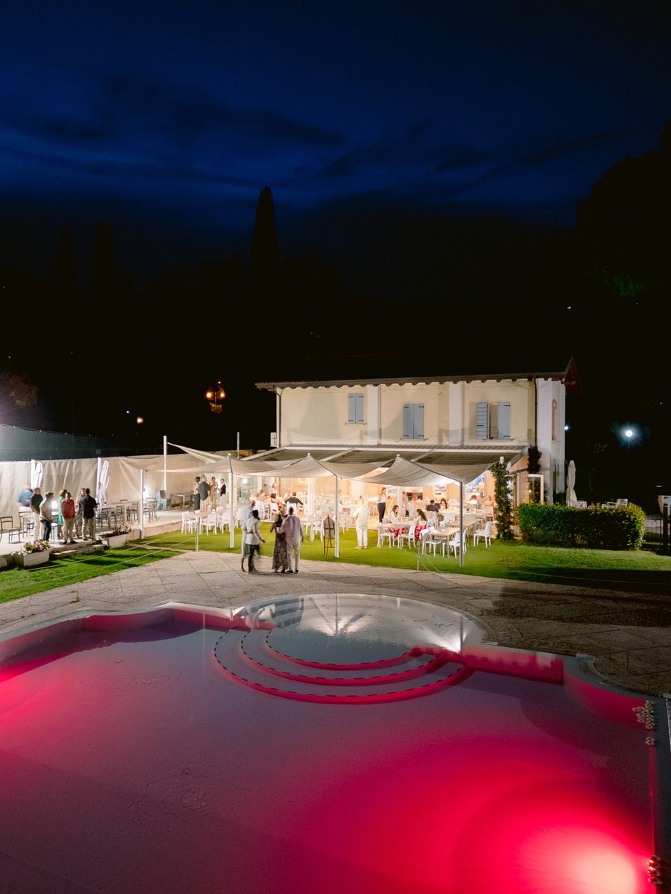 Beach club by night at Lake Garda for a laid-back welcome party on the shores of the lake. Planned by Solidea Events