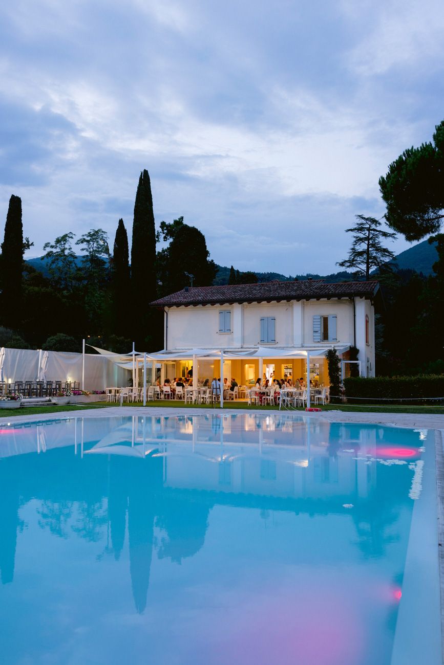 Beach club at Lake Garda for a laid-back welcome party on the shores of the lake. Planned by Solidea Events