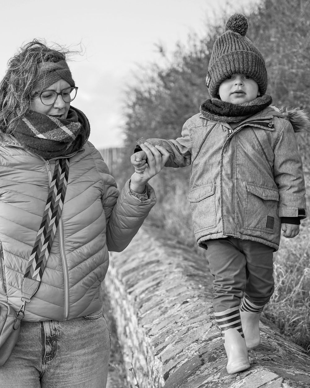 Mère et enfant marchant, tenue hivernale