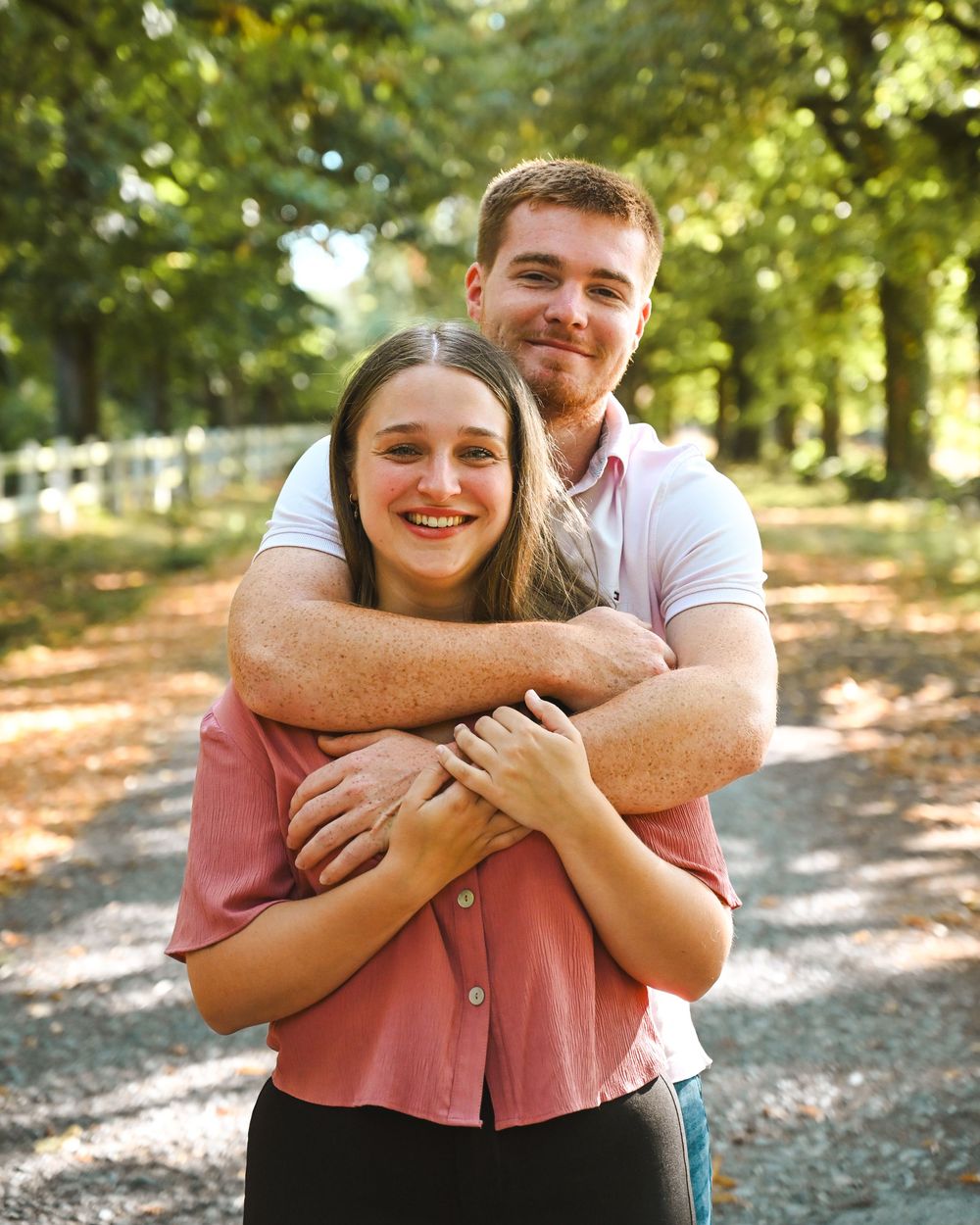 Couple enlacé dans une allée arborée