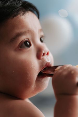 Close-up of baby eating chocolate with messy face.特寫鏡頭：嬰兒吃巧克力，臉上弄得滿是油漬。
