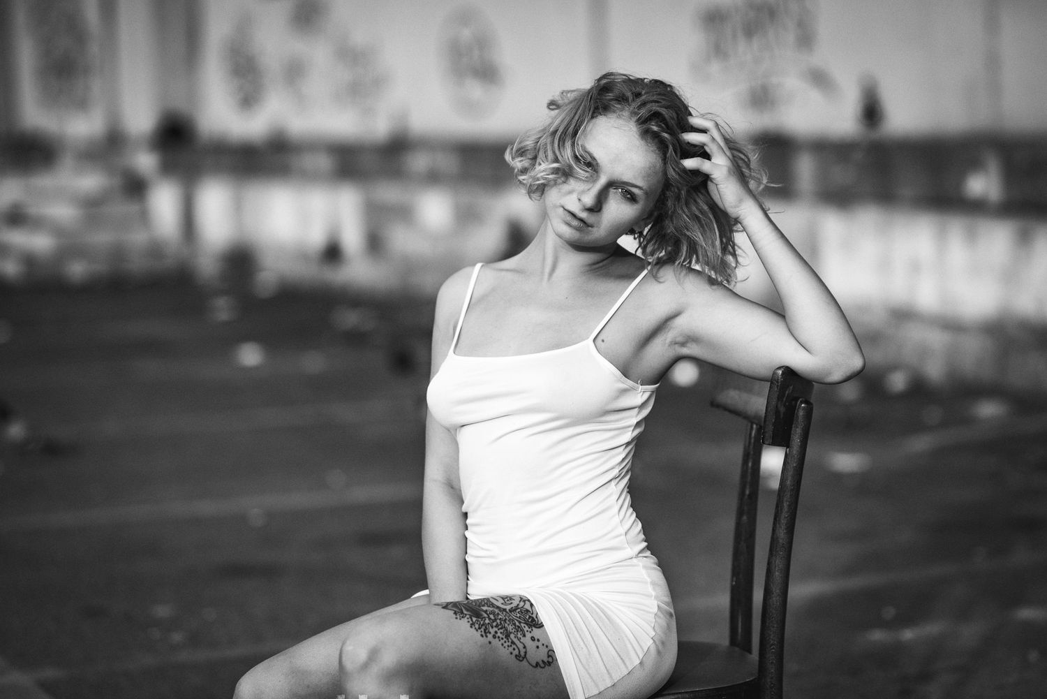 Scatto in bianco e nero con una sedia in ambiente naturale, Serie Cadrega di Andrea Pedretti