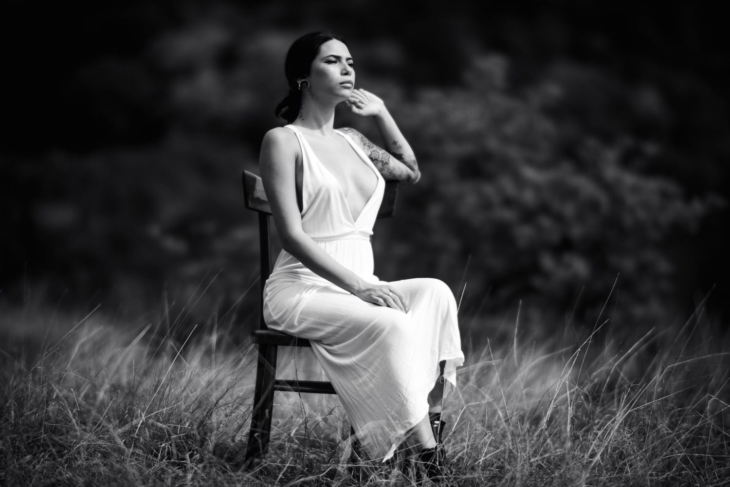 Scatto in bianco e nero con una sedia in ambiente naturale, Serie Cadrega di Andrea Pedretti