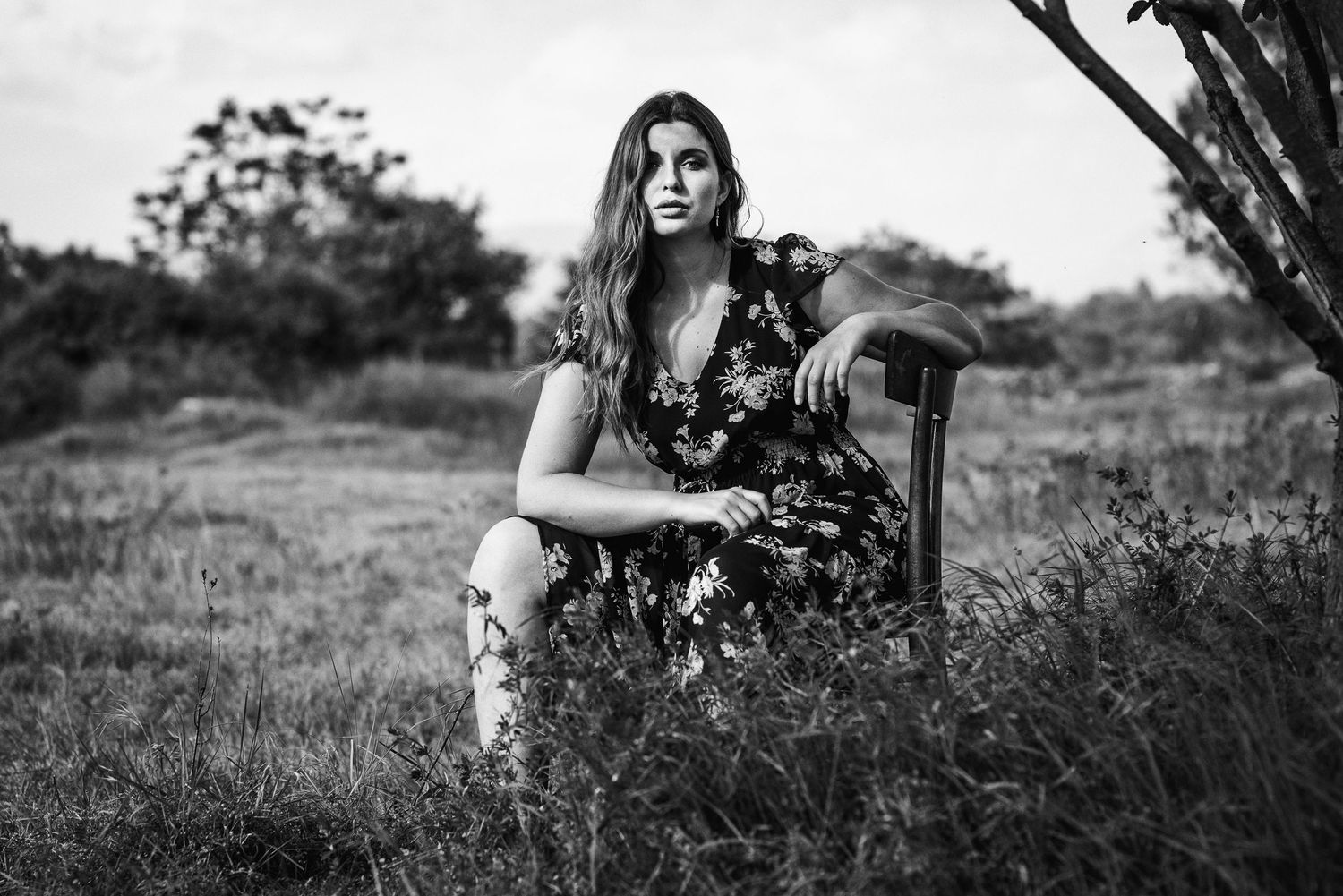 Scatto in bianco e nero con una sedia in ambiente naturale, Serie Cadrega di Andrea Pedretti