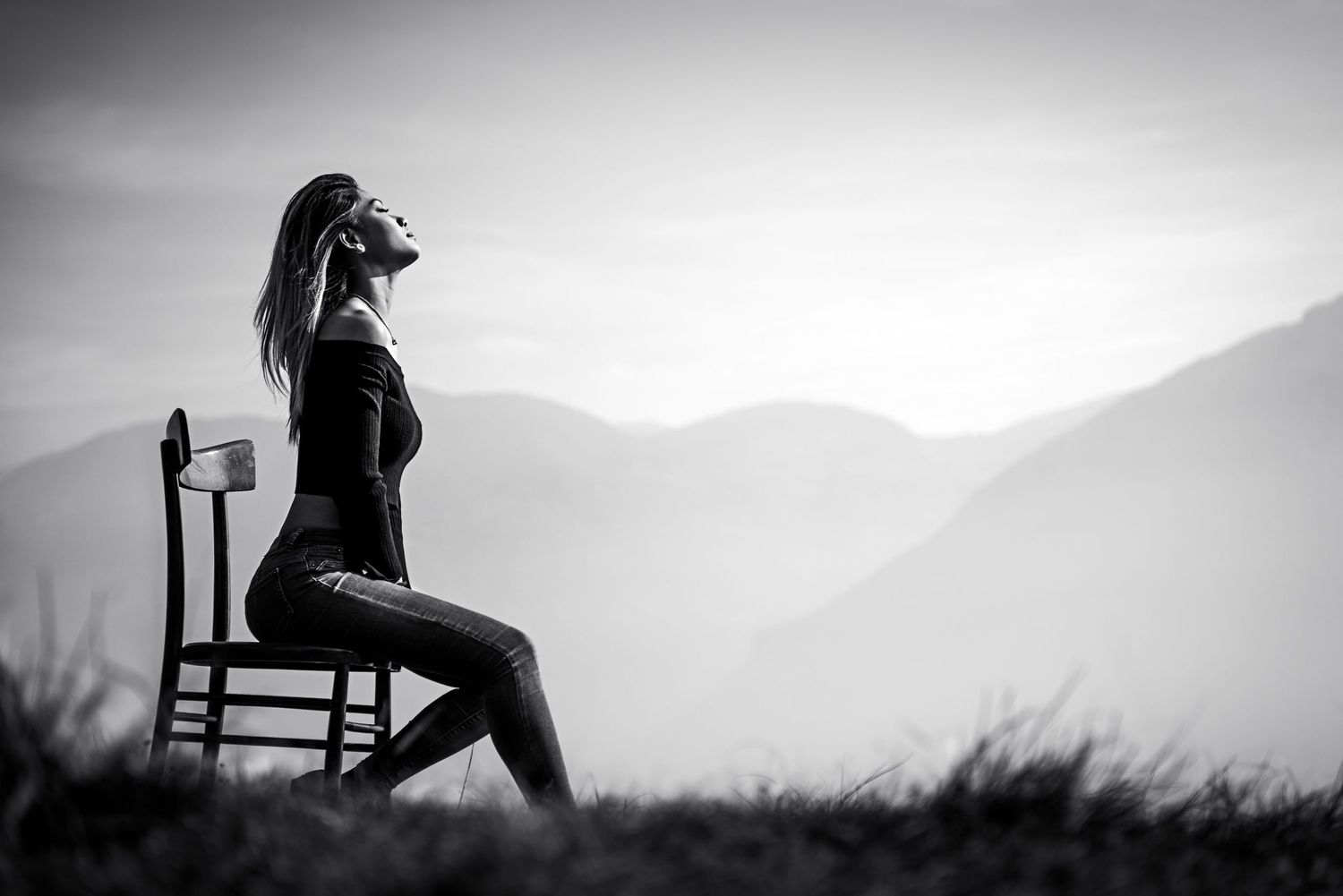 Scatto in bianco e nero con una sedia in ambiente naturale, Serie Cadrega di Andrea Pedretti