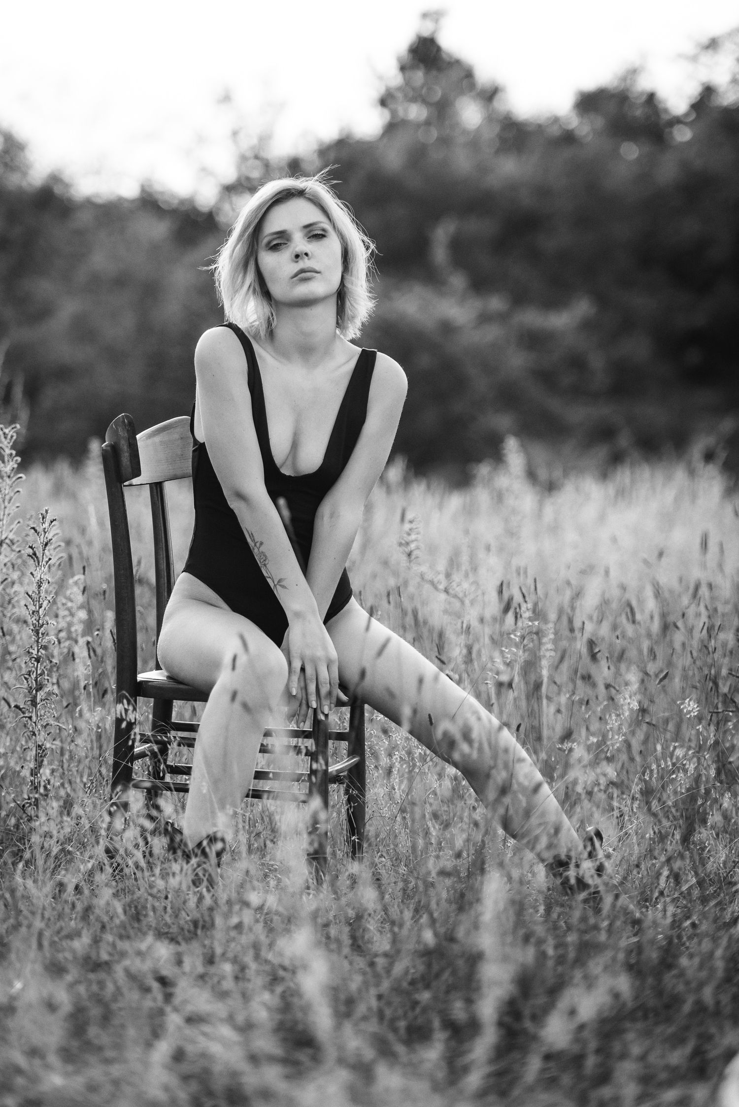 Scatto in bianco e nero con una sedia in ambiente naturale, Serie Cadrega di Andrea Pedretti