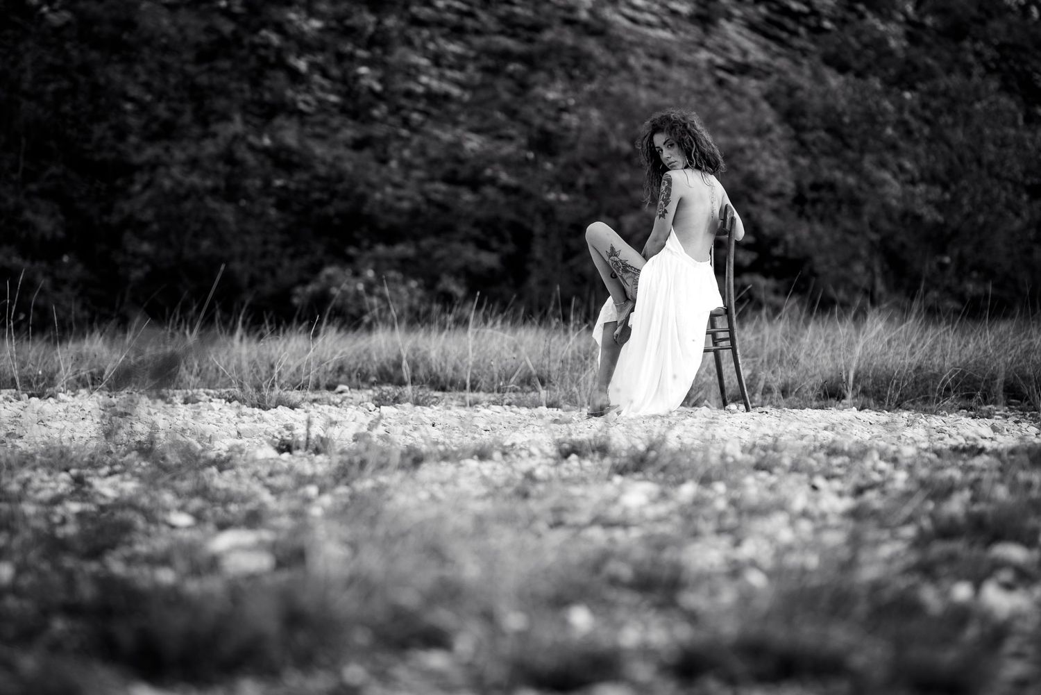 Scatto in bianco e nero con una sedia in ambiente naturale, Serie Cadrega di Andrea Pedretti