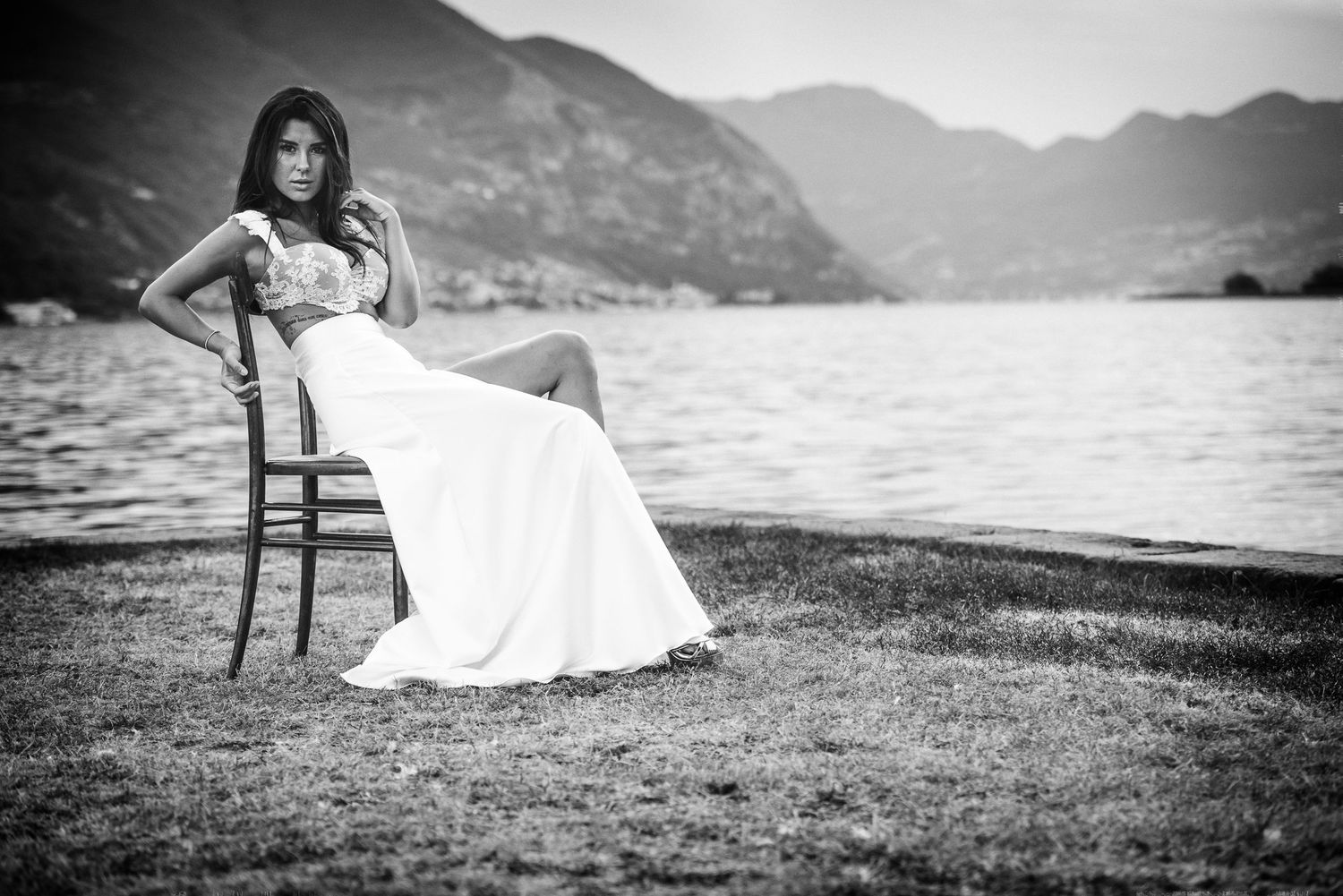 Scatto in bianco e nero con una sedia in ambiente naturale, Serie Cadrega di Andrea Pedretti