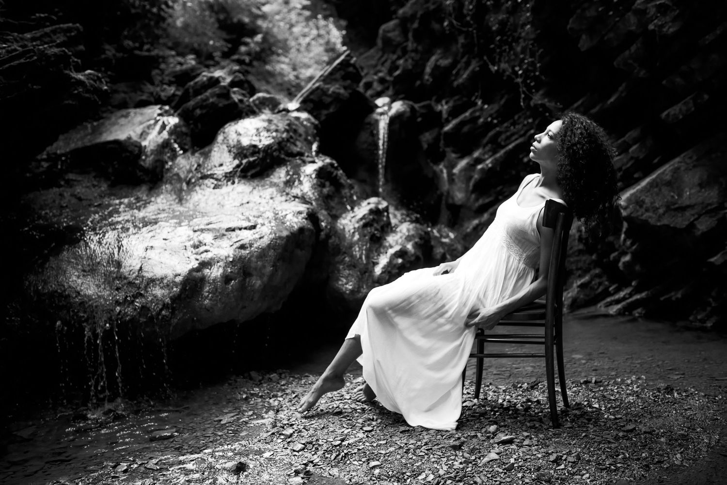 Scatto in bianco e nero con una sedia in ambiente naturale, Serie Cadrega di Andrea Pedretti