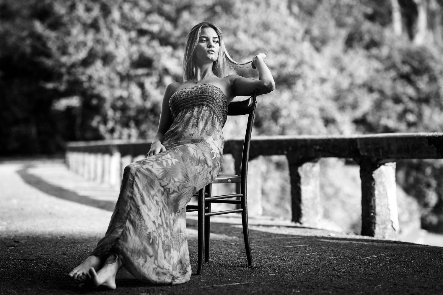 Scatto in bianco e nero con una sedia in ambiente naturale, Serie Cadrega di Andrea Pedretti