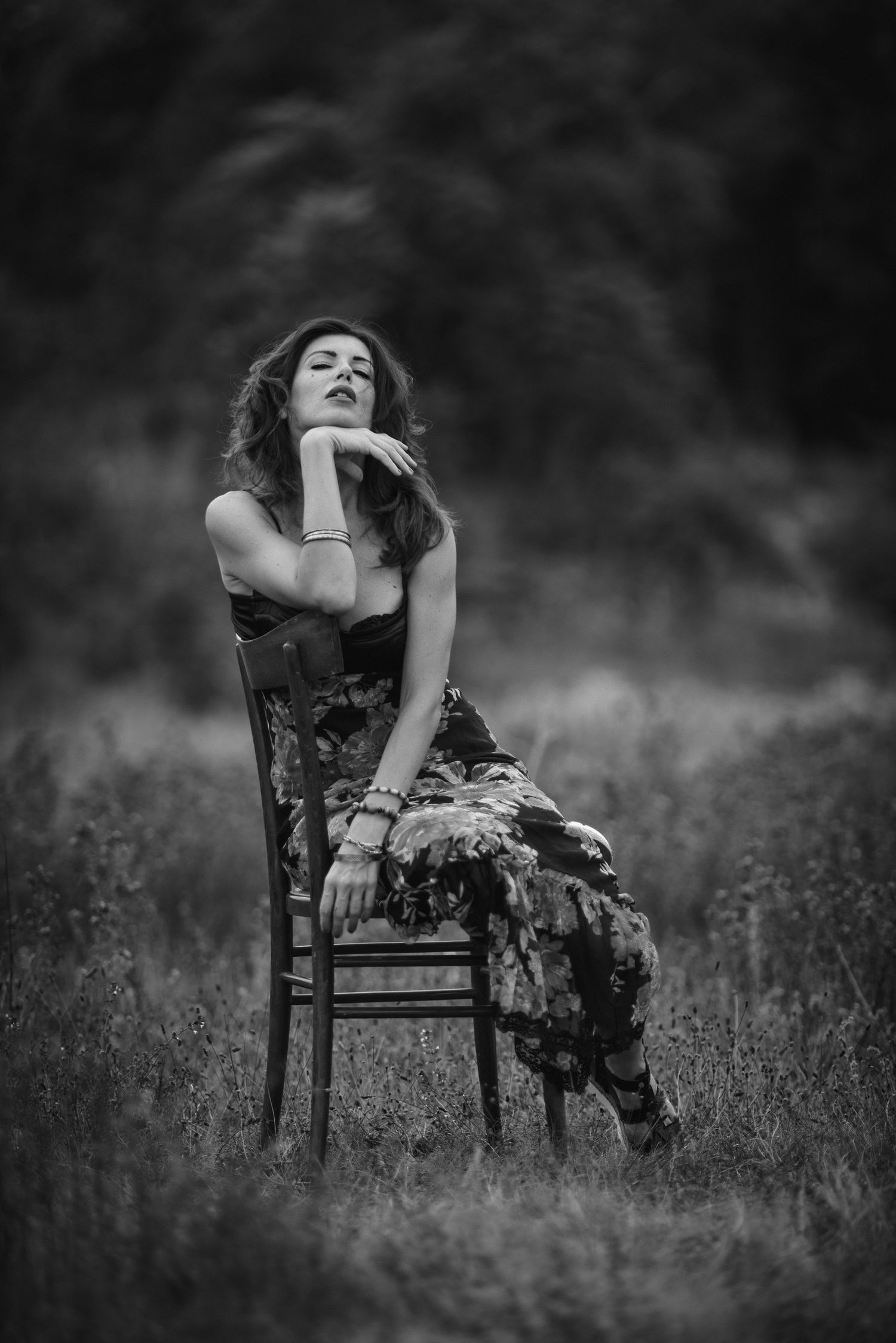 Scatto in bianco e nero con una sedia in ambiente naturale, Serie Cadrega di Andrea Pedretti