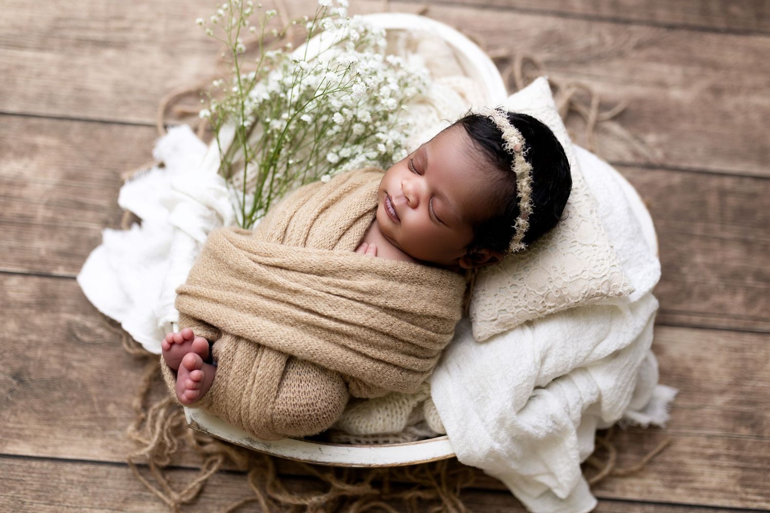 Dallas newborn photographer that provides a luxury in-home client experience.