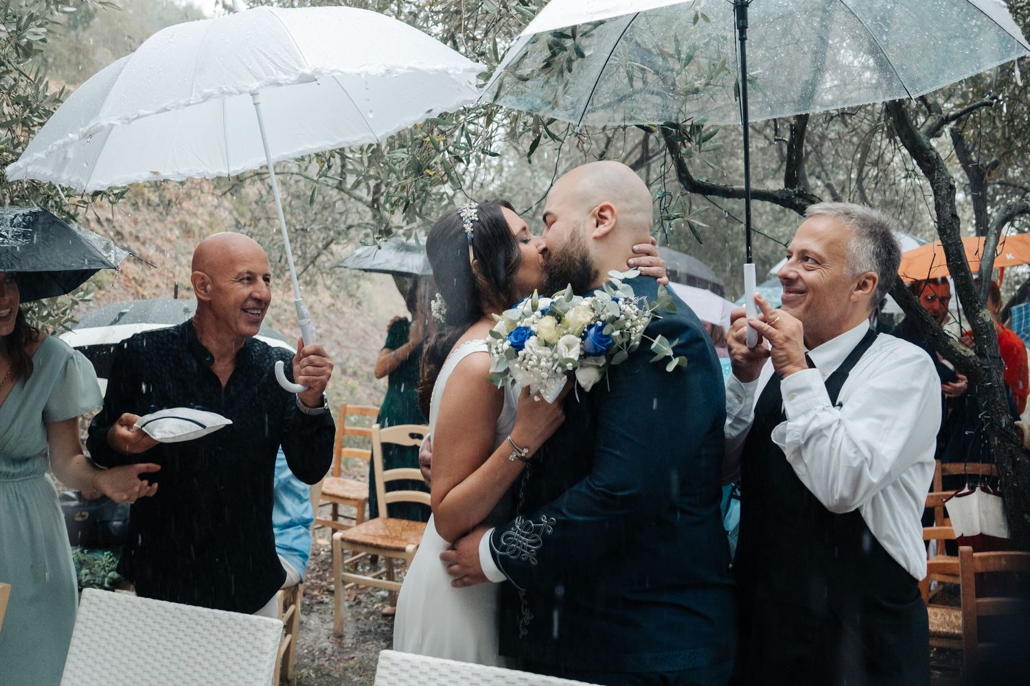 Coppia che si bacia durante il loro matrimonio mentre stava piovendo a La Spezia