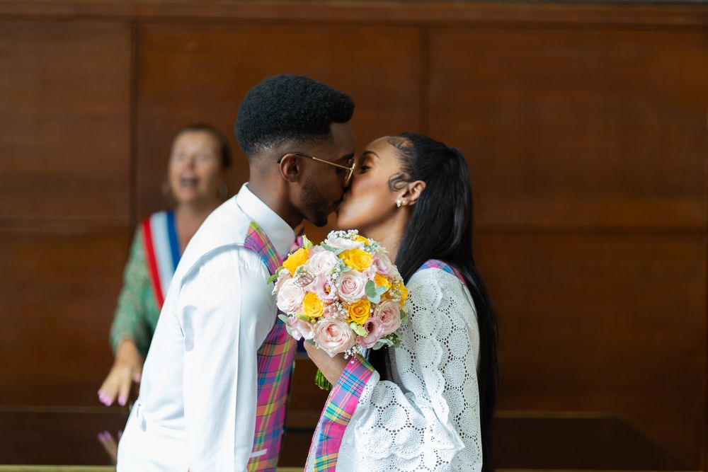 Bisou jeune couple