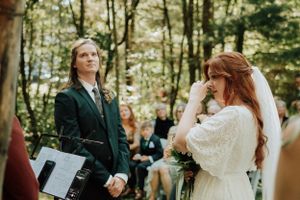 Photographie de cérémonie de mariage intime en nature, remplie d’émotion et de lumière naturelle.