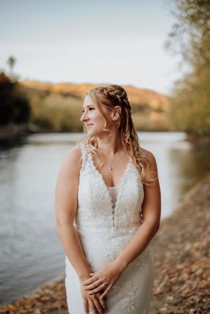 Portrait naturel d’une mariée au bord de la rivière dans les Laurentides, capturé par une photographe de mariage au Québec.