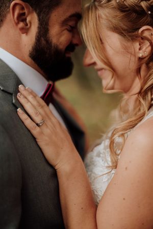 Gros plan romantique d’un couple le jour de leur mariage, photographié dans une ambiance chaleureuse au Québec.