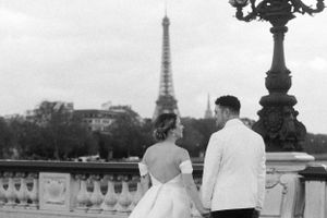 Mariage à destination en France, capté dans une ambiance intemporelle et élégante.