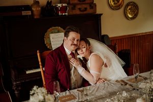 Mariage chaleureux au Québec avec décor vintage et ambiance romantique en salle.