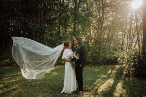 Mariage champêtre dans un sous-bois, avec voile au vent et lumière dorée, par une photographe de mariage québécoise.