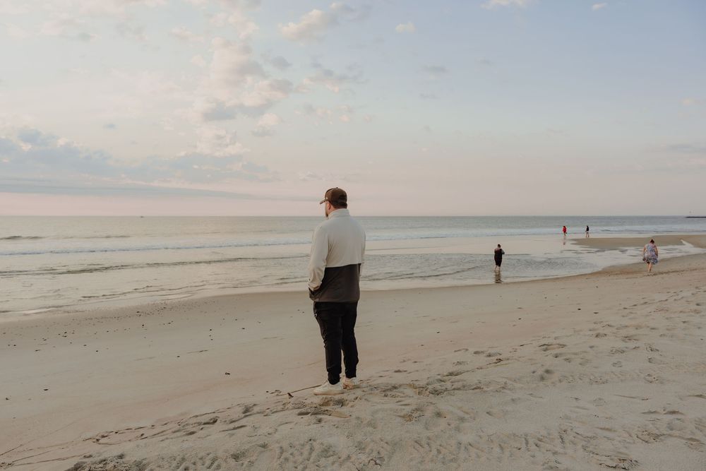 Photo de plage le matin avec le ciel aux couleurs pastels.