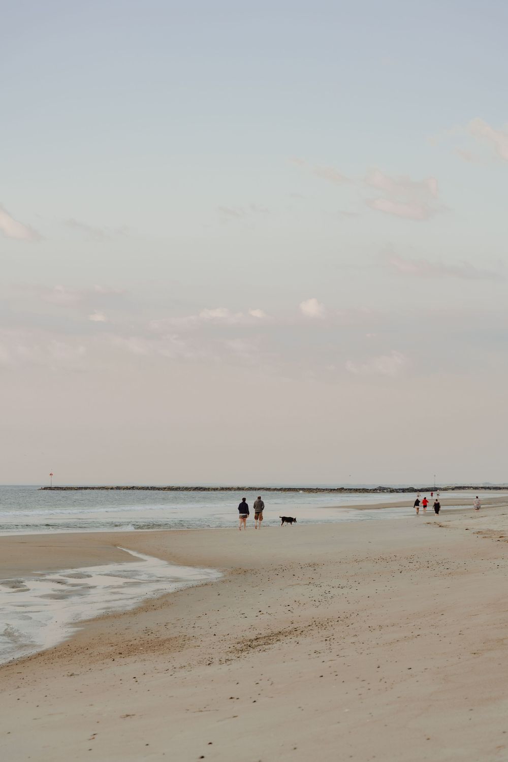 Photo de plage le matin avec des personnes qui marchent.
Sunrise at the beach.