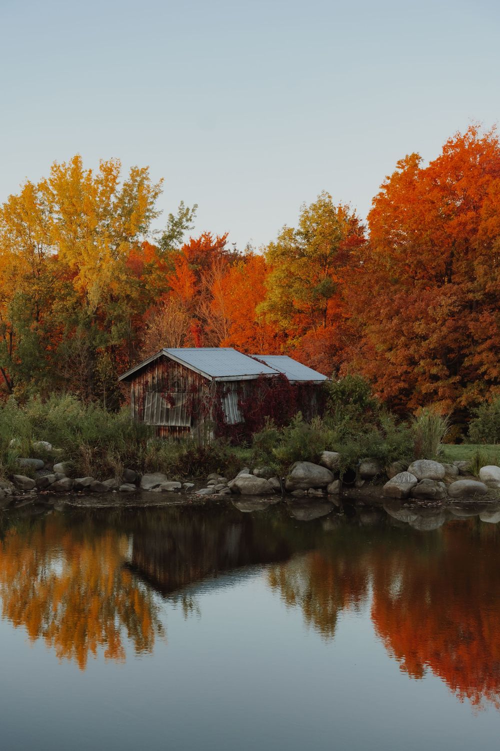 Photographe de paysage. Petite grange au loin.