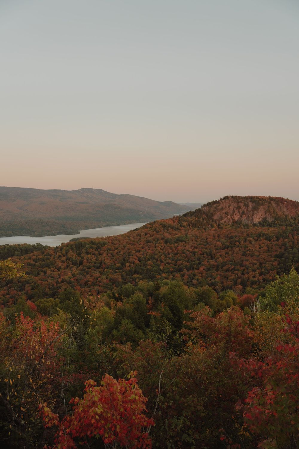 Photographie touristique. Mont-Tremblant. Randonnée à la Montagne verte. Coucher de soleil. Photos de paysage.