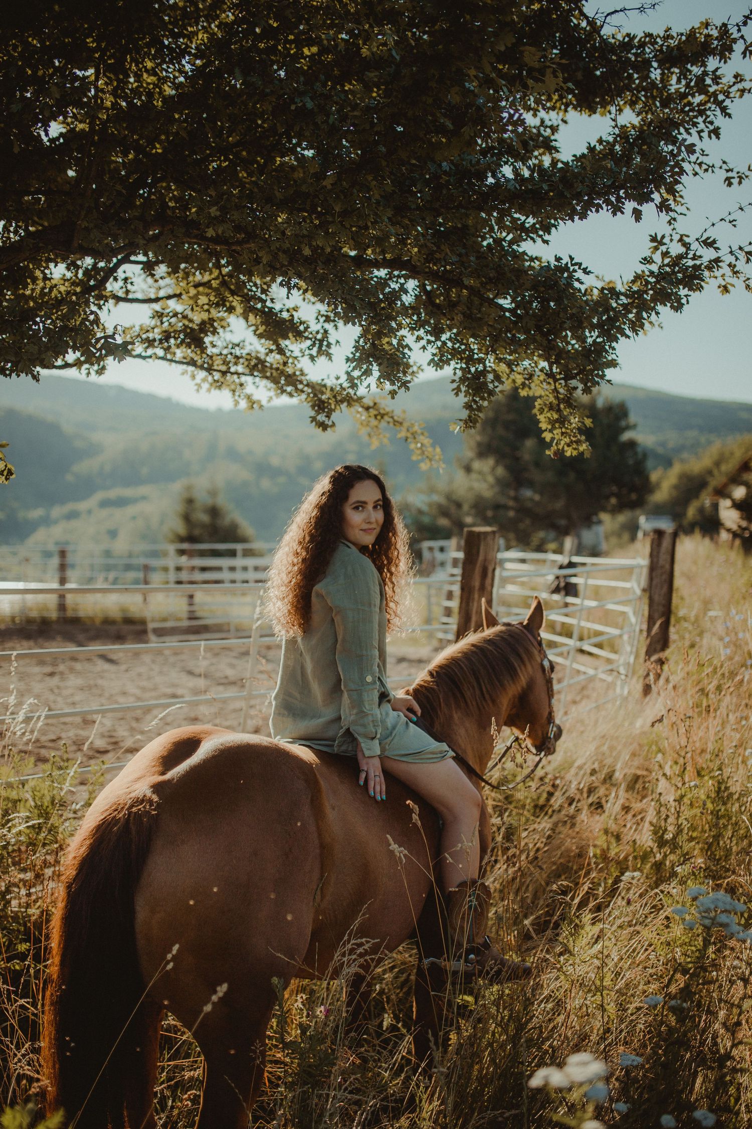 Fotografia s koňom vo westernovom štýle v meste Žarnovica