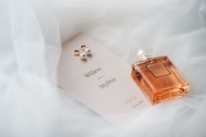 Bruiloft parfum en oorbellen en uitnodiging fotografie